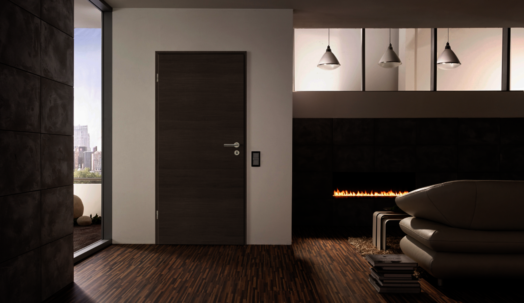 Dunkle Holztür im gemütlichen Wohnzimmer mit Kamin der Marke Dekorit im Dekor Pinie Grau Cross